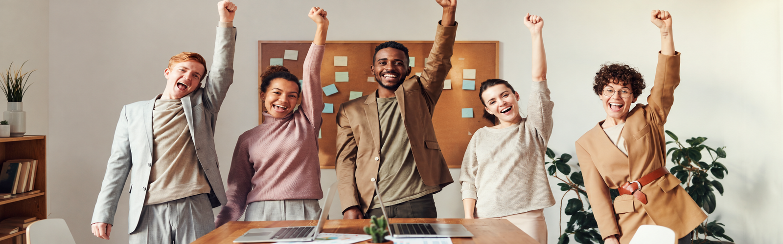 Une équipe enthousiaste réunie autour d'un projet professionnel
